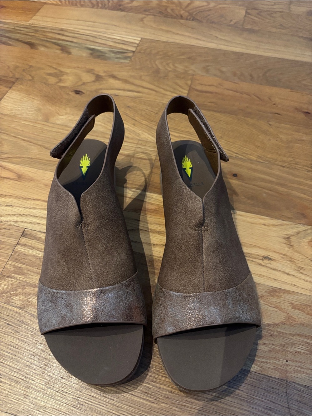 Volatile Aurelia Wedge Sandals Size 9 Brown Bronze Metallic Peep Toe Slingback